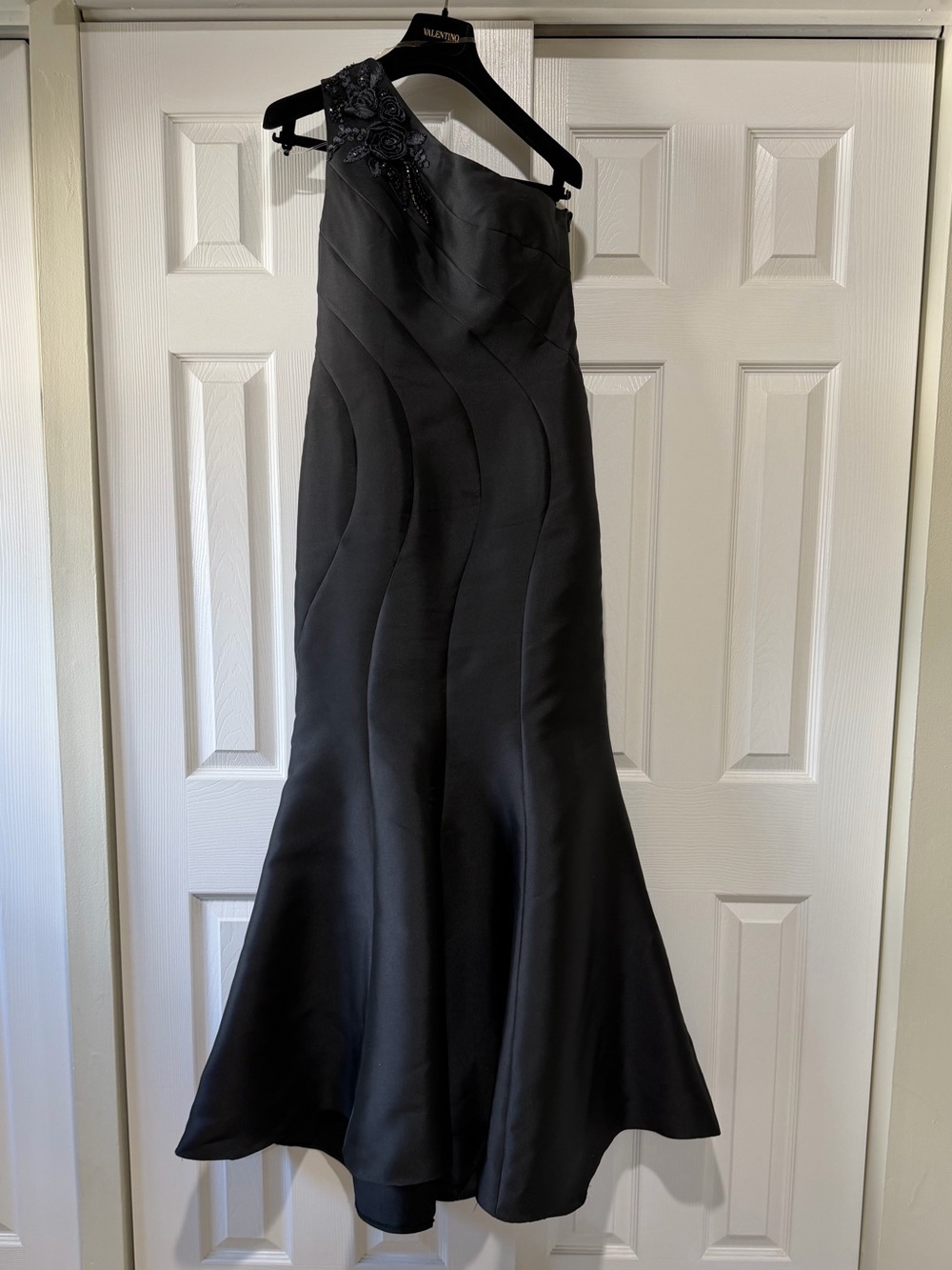 JS COLLECTIONS ONE SHOULDER BLACK FLORAL ILLUSION BEADED EVENING GOWN SIZE 8